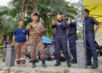 HUSSIN Zamora meninjau operasi SAR mangsa lemas di Pantai Tanjung Balau, semalam.