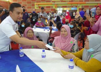 ONN Hafiz Ghazi menyampaikan sumbangan kepada golongan memerlukan pada Majlis Ramah Mesra Parlimen Kulai di Dewan Raya Bandar Putra, Kulai.