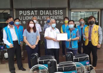 HASSAN Abdul Karim (depan, tengah) menyampaikan sumbangan kerusi roda daripada Pejabat Parlimen Pasir Gudang dan Pejabat ADUN Johor Jaya di Pusat Dialisis Lion Club, Johor Bahru.
