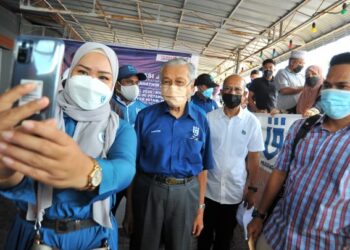 DR. MAHATHIR Mohamad berswafoto dengan orang ramai sempena Program Aspirasi Johor bersama beliau di PDM Felda Ayer Hitam, Kluang, Johor. - FOTO/RAJA JAAFAR ALI