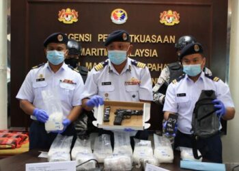 SIMON Templer Lo Tusa (tengah) menunjukkan sepucuk pistol angin serta dadah disyaki jenis syabu yang ditemukan dalam sebuah bot selepas ditahan di perairan Parit Raja, Pontian pukul 6.30 pagi ini.