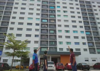 PENDUDUK Pangsapuri Impian Jauhar menunjukkan kesan rekahan di luar bangunan yang hanya ditutup dengan simen oleh kontraktor dilantik pemaju.