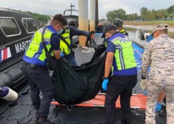 MAYAT Chia Hock Neng dibawa naik ke Jeti Maritim Batu Pahat sebelum dirujuk ke Hospital Sultanah Nora Ismail (HSNI) untuk proses bedah siasat.