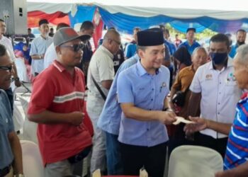 ONN Hafiz Ghazi menyerahkan bantuan kepada nelayan pada Majlis Pemimpin Bersama Rakyat Kota Tinggi di Dewan Terbuka Komuniti Ehsan, Kampung Singapura, Tanjung Sedili.