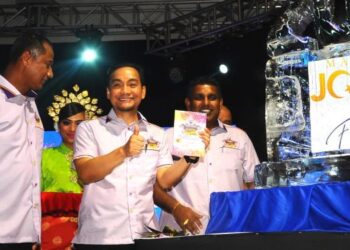 ONN Hafiz Ghazi menunjukkan buku Majestic Johor 2022 selepas memecah kiub ais sempena Majlis Perasmian Majestic Johor 2022 di Puteri Harbour Iskandar Puteri, Johor Bahru.