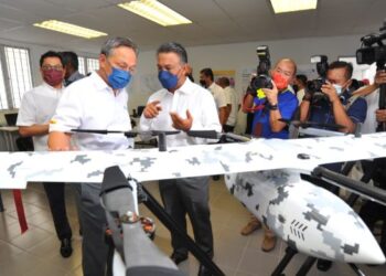 Hasni Mohamad diberi penerangan mengenai jenis dron ketika melawat pameran dron pada Majlis Perasmian Padang Ujian Drone di Medini, Iskandar Puteri disini. UTUSAN/RAJA JAAFAR ALI