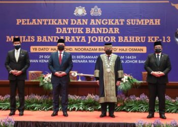 HASNI Mohammad (dua dari kiri) ketika menghadiri majlis pelantikan dan angkat sumpah Datuk Bandar Johor Bahru, Datuk Noorazam Osman (dua kanan) di Menara MBJB di Johor Bahru, Johor.