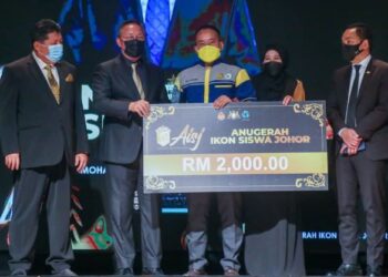 HASNI Mohammad (dua, kiri) menyampaikan Anugerah Ikon Siswa Johor 2021 kepada pemenang di Hotel KSL, Johor Bahru, Johor.