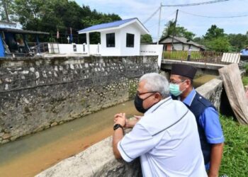DATUK Bandar Johor Bahru, Datuk Noorazam Osman (kiri) meninjau lokasi ‘hotspot’ banjir kilat di sekitar bandar raya Johor Bahru.