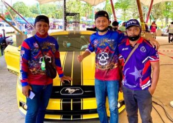 MUHAMMAD Amerrul Hakimi (tengah) bersama bapanya, Mohd. Suhaili Ramli (kanan) dan abangnya, Muhammad Ridhwan di samping kereta sport Ford Mustang yang dimenangi pada pertandingan memancing di Tasik Darul Aman, Jitra, Kedah.