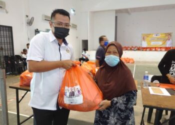 MOHD. Hairi Mad Shah menyampaikan sumbangan kepada salah seorang penerima program Pemberian 1,000 Bakul Makanan kepada masyarakat Johor Bahru di Johor.