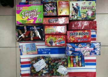 PELBAGAI jenis mercun yang dirampas dalam operasi di Tapak Ekspo dan Bazar Raya yang berhadapan Dewan Jubli Intan Pontian, di sini.