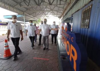 HASNI Mohammad (kanan) ketika melakukan lawatan ke Mersing yang menjadi daerah kesembilan dalam rangka lawatan beliau ke daerah-daerah menjelang pembentangan Belanjawan Johor 2021 di Mersing, Johor.