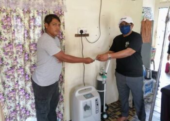 RASMAN Ithnain (kanan) menyerahkan sumbangan wang tunai kepada Mohd. Suhaimi Jasmin ketika menziarahi keluarga tersebut di Taman Sinar Sedili, Tanjung Sedili di Kota Tinggi, Johor. -UTUSAN/MASTURAH SURADI