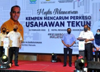 M. Saravanan (kanan) bersama Noh Omar melakukan gimik pelancaran sempena Majlis Pelancaran Kempen Mencarum Perkeso Usahawan Tekun di Johor Bahru. UTUSAN/RAJA JAAFAR ALI