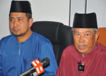 MUHYIDDIN Yassin mengadakan sidang akhbar sambil diperhatikan Dr. Sahruddin Jamal ketika hadir pada Majlis Jalinan Mesra di Bilik Gerakan Utama PN Johor, Taman Scientex, Senai, Kulai, Johor. - FOTO/RAJA JAAFAR ALI
