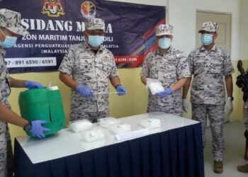 SIMON Templer Lo Ak Tusa (dua dari kiri) menunjukkan dadah yang dirampas pada sidang akhbar di Pejabat Maritim Malaysia Zon Maritim Tanjung Sedili, Kota Tinggi, Johor. - FOTO/MASTURAH SURADI
