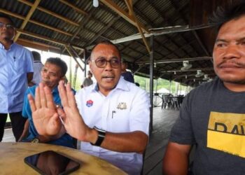 PANDAK Ahmad (kanan) bersama-sama kumpulan nelayan tempatan yang mendakwa dimarahi pihak berkuasa Singapura dengan kata-kata kesat dalam rakaman video yang tular dalam media sosial, semalam.