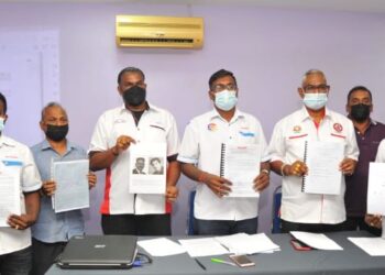 K. Murushawaran (empat dari kiri) bersama ahli Gabungan NGO Johor menunjukkan dokumen salah laku dan laporan polis ke atas S. Gopalakrishnan pada sidang akhbar di pejabat mereka di Skudai, Johor Bahru. UTUSAN/RAJA JAAFAR ALI