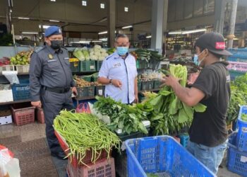 PENGARAH KPDNHEP Johor, Mohd. Hairul Anuar Bohro (tengah) mengetuai pemeriksaan terhadap peniaga sayur di Pasar Awam Taman Universiti, Johor Bahru. - FOTO/KPDNHEP
