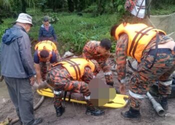 ANGGOTA bomba mengeluarkan mayat seorang lelaki OKU berusia 17 tahun yang ditemukan lemas di kolam berhampiran kediamannya di Kampung Batu 18, Sengkang, Bukit Gambir, Tangkak semalam.