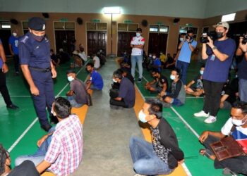 AYOB Khan Mydin Pitchay (dua dari kiri) menyoal salah seorang penagih dadah yang ditangkap dalam Op Sarang Khas di PPR Larkin, Johor Bahru. - FOTO/RAJA JAAFAR ALI