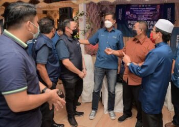 MUHAMMAD Sanusi Md. Nor (dua kanan) beramah mesra dengan petugas PN pada Majlis Sarapan Silaturahim Jentera Pilihanraya PN Parlimen Pulai di Johor Bahru.