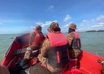 PASUKAN penyelamat melakukan pencarian dua lagi PATI yang hilang selepas bot pancung dinaiki karam di Teluk Ramunia, Kota Tinggi di Johor.