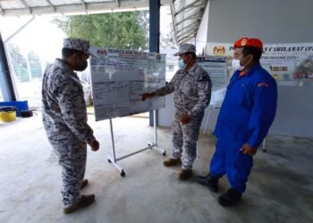 Nurul Hizam (kanan) pada sidang media di Pos Hadapan Carilamat Zon Maritim Tanjung Sedili di Jeti Lembaga Kemajuan Ikan Malaysia (LKIM) Pengerang hari ini.