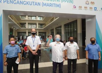 WEE Ka Siong (tengah) ketika melawat PPVIN di Pelabuhan Tanjung Lepas di Iskandar Puteri di Johor.