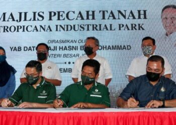 HASNI Mohammad (belakang, dua dari kanan) menyaksikan majlis menandatangani Projek Pembangunan Perindustrian Tropicana Industrial Park di Pekan Nanas Pontian, Johor.
