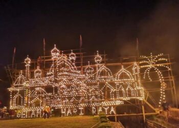 SEBANYAK 2,021 pelita digunakan untuk menghiasi pintu gerbang di Kampung Baru, Sri Gading, Batu Pahat, Johor.