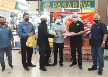 CHE Zakaria Mohd. Salleh (tiga dari kanan) menyampaikan sumbangan bekalan makanan asas kepada Masia di KipMart Masai, Pasir Gudang, Johor.