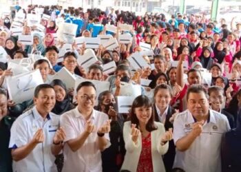 TEO Nie Ching (tengah) bergambar bersama penuntut yang menerima tablet pada Majlis Penyerahan Perantisiswa di SMK Tunku Abdul Rahman Putra, Kulai, Johor.