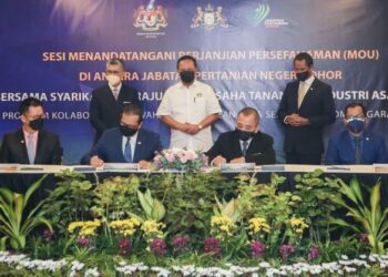 HASNI Mohammad (belakang, tengah) bersama Tengku Zafrul Tengku Abdul Aziz (belakang, kiri) menyaksikan majlis menandatangani memorandum persefahaman antara Jabatan Pertanian Negeri Johor bersama syarikat peneraju dan pengusaha pertanian di Iskandar Puteri, Johor.