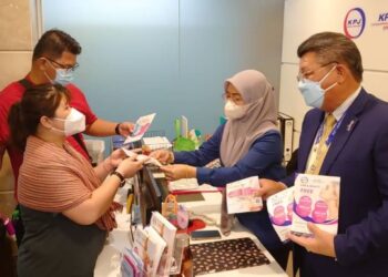 MOHD. Azhar Abdullah (kanan) menyambut pesakit dari Indonesia yang mahu mendapatkan rawatan di Hospital Pakar KPJ Johor, Johor Bahru. - FOTO/KHAIRUL MOHD. ALI