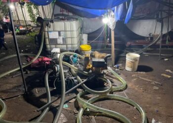 PERALATAN mengepam minyak yang digunakan dipercayai untuk membekalkan diesel kepada pelanggan tanpa permit sah di Taman Beroleh, Batu Pahat, Johor.
