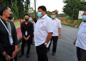 MAZLAN Bujang (tengah) bersama Pemangku Pengarah Pendidikan Johor, Shahlon Abd. Halim (kanan) ketika meninjau hari pertama persekolahan pelajar tingkatan enam di SMK Aminuddin Baki di Johor Bahru. -UTUSAN/RAJA JAAFAR ALI