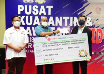 ABDUL Rahman Salleh (tengah) menerima sumbangan daripada Lotte Chemical Titan yang disampaikan oleh Ahmad Solihin Mohamed Yusoff (kanan) di PKRC Olive B, Hospital Permai di Johor Bahru, Johor.