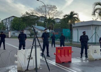 PEGAWAI dan anggota polis yang bertugas memastikan kelancaran proses penamaan calon di Dewan Raya Taman Pelangi Indah, Johor Bahru, hari ini.
