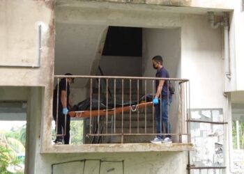 POLIS membawa turun mayat seorang lelaki yang dipercayai dibunuh isterinya di Taman Daya, Johor Bahru.