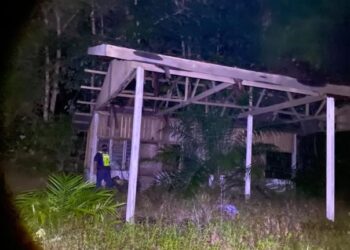 SEBUAH pondok usang yang dijadikan stor penyimpanan rokok seludup dibongkar PPM Wilayah Dua selepas melakukan intipan di Sri Pantai, Mersing di Johor.