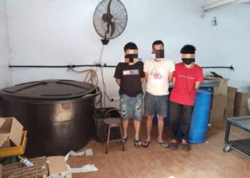 TIGA suspek yang ditahan di premis memproses arak tiruan dalam Op Kontraban yang dijalankan PPM Wilayah Dua di Kampung Teratai Bukit Serampang, Ledang, Tangkak di Johor.