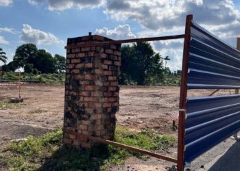 MBJB mengarahkan projek rumah mayat yang berjarak hanya 3 meter dari kediaman penduduk di Jalan Bakawali, Johor Jaya, dihentikan serta-merta.