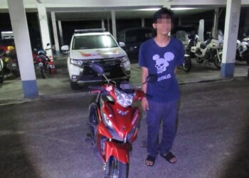 REMAJA berusia 19 tahun yang ditahan kerana menunggang motosikal dengan aksi berbahaya bersama tiga lelaki suspek di Jalan Permas ke Tanjung Piai, Pontian, Johor.