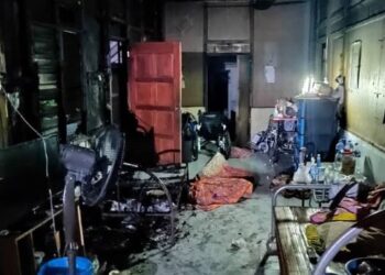 KEADAAN rumah mangsa yang musnah 30 peratus dalam kebakaran yang turut meragut nyawa seorang warga emas di Kampung Kesang Laut, Tangkak, Johor.