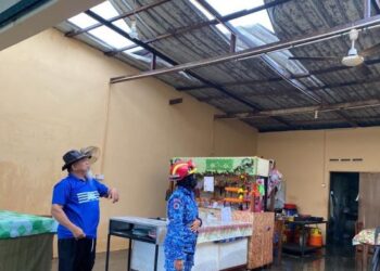 BUMBUNG sebuah rumah yang rosak dilanda ribut di Felda Bukit Permai, Kulai.