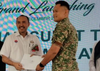 MOHD. Jafni Md. Shukor menyerahkan surat tawaran kepada penjawat awam yang memohon membeli RMMJ di Taman Puteri Emas, Kluang.