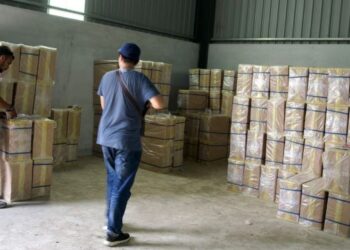 POLIS Johor merampas pelbagai rokok tidak bercukai lebih RM7.7 juta yang disimpan di dalam sebuah gudang di Taman Perindustrian Maju Jaya, Johor Bahru.