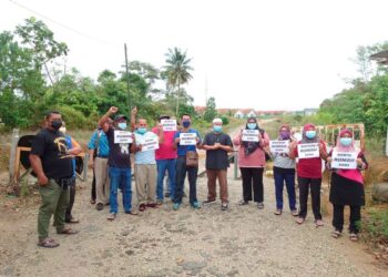 SEBAHAGIAN generasi kedua Felda Papan Timur yang masih menunggu projek perumahan di kawasan penempatan itu siap di Kota Tinggi, Johor.